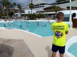 Socorrista de Marnin vigilando una piscina